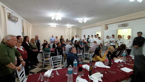 Panoramica della sala con i commensali e lo staff