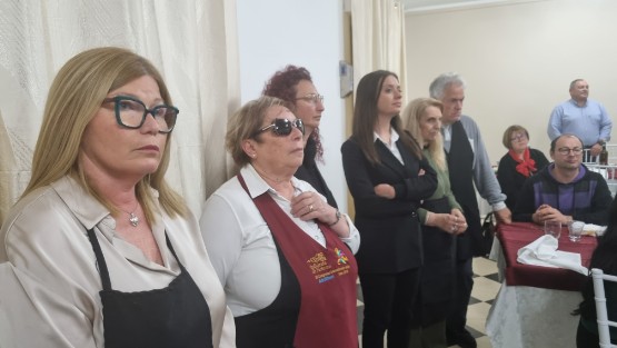 Lo staff di camerieri non vedenti pronti a servire la cena