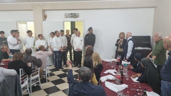 Brindisi e applauso al termine della splendida cena